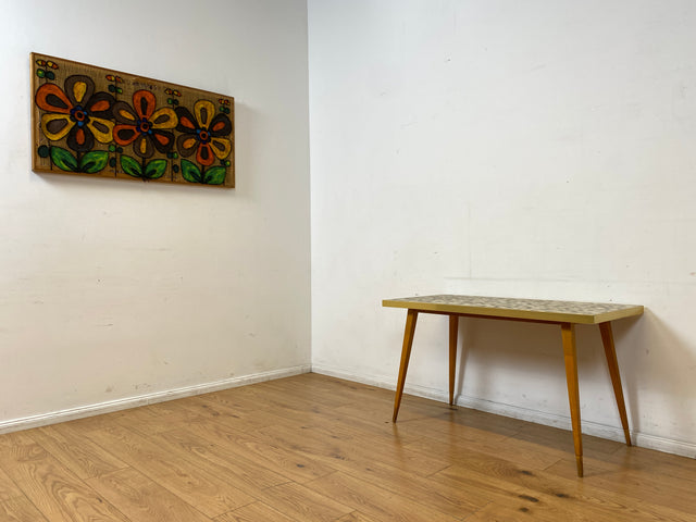 Besonders schöner hoher Mid-Century Couchtisch mit Mosaik Fliesen und konischen Füßen.