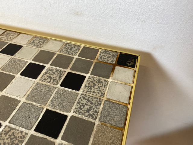 Kultiger hoher Mid-Century Couchtisch mit Mosaik Fliesen und konischen Füßen
