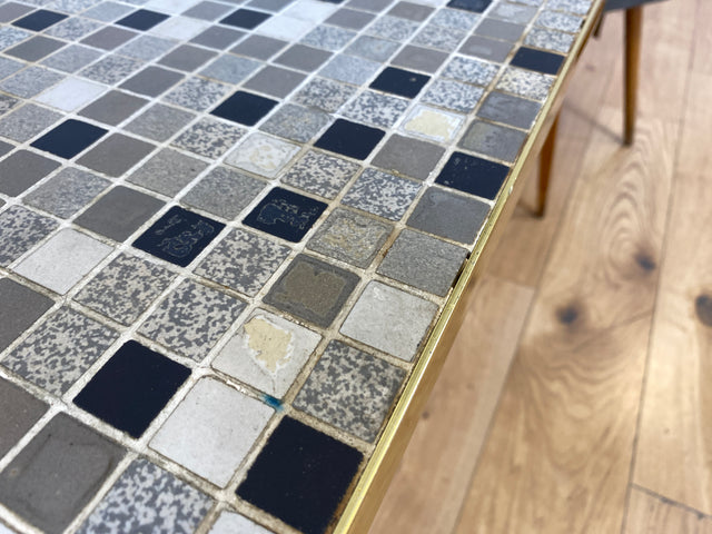 Kultiger hoher Mid-Century Couchtisch mit Mosaik Fliesen und konischen Füßen