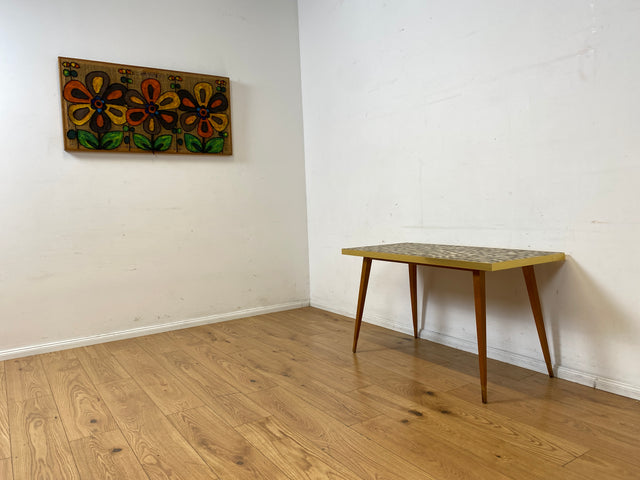 Kultiger hoher Mid-Century Couchtisch mit Mosaik Fliesen und konischen Füßen
