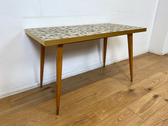 Besonders schöner hoher Mid-Century Couchtisch mit Mosaik Fliesen und konischen Füßen.