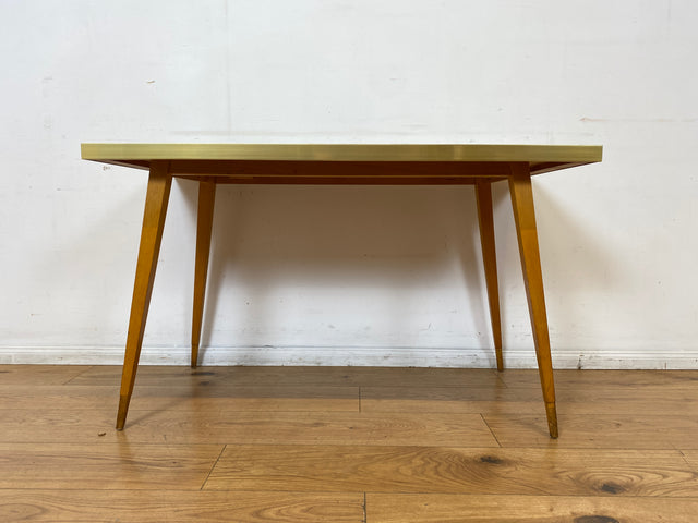 Besonders schöner hoher Mid-Century Couchtisch mit Mosaik Fliesen und konischen Füßen.