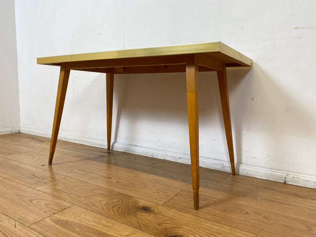Besonders schöner hoher Mid-Century Couchtisch mit Mosaik Fliesen und konischen Füßen.