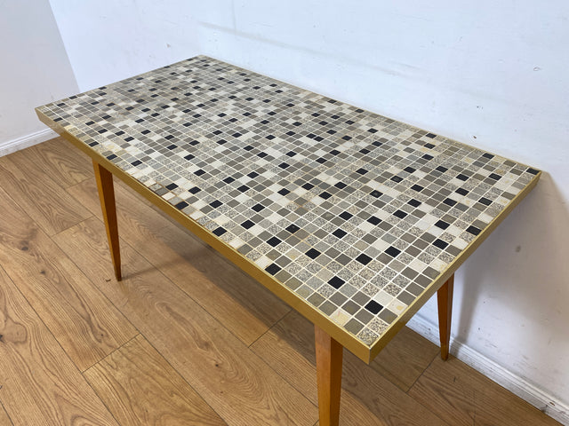 Besonders schöner hoher Mid-Century Couchtisch mit Mosaik Fliesen und konischen Füßen.