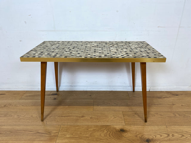 Kultiger hoher Mid-Century Couchtisch mit Mosaik Fliesen und konischen Füßen