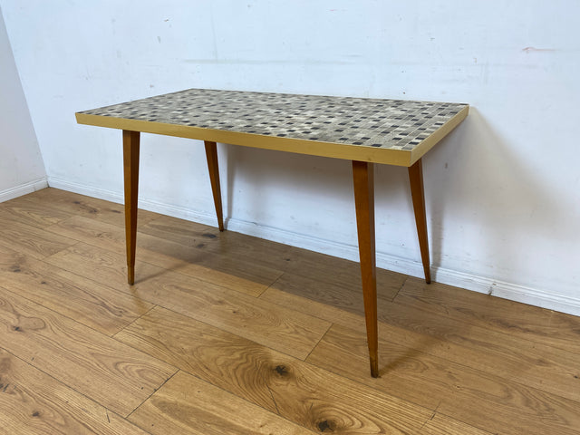 Kultiger hoher Mid-Century Couchtisch mit Mosaik Fliesen und konischen Füßen