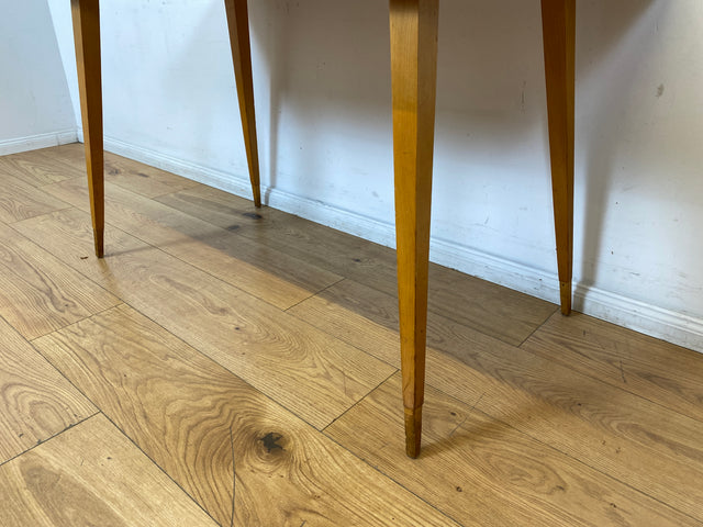 Besonders schöner hoher Mid-Century Couchtisch mit Mosaik Fliesen und konischen Füßen.