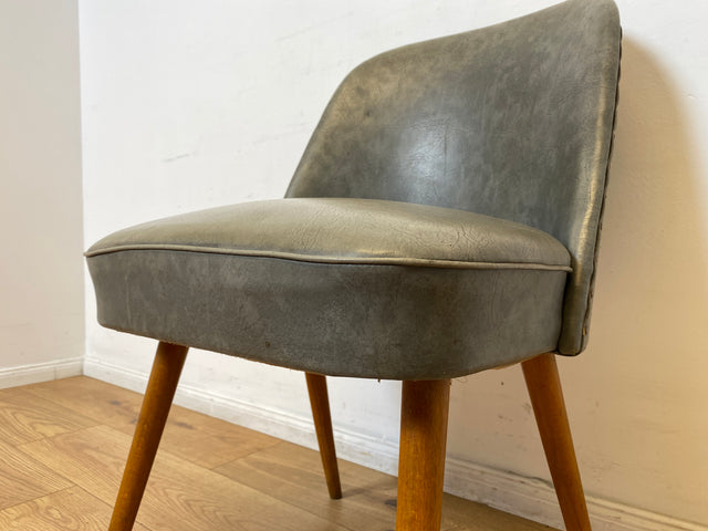 WMK I Versand I Kultiger und sehr gut erhaltener Mid-Century DDR Cocktailsessel mit Federkernsitz und Kunstlederbezug mit Patina
