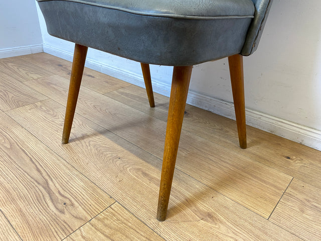 WMK I Versand I Kultiger und sehr gut erhaltener Mid-Century DDR Cocktailsessel mit Federkernsitz und Kunstlederbezug mit Patina