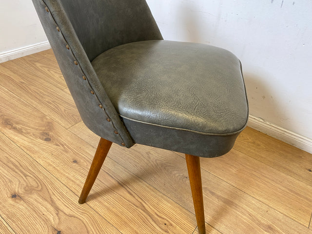 WMK I Versand I Kultiger und sehr gut erhaltener Mid-Century DDR Cocktailsessel mit Federkernsitz und Kunstlederbezug mit Patina