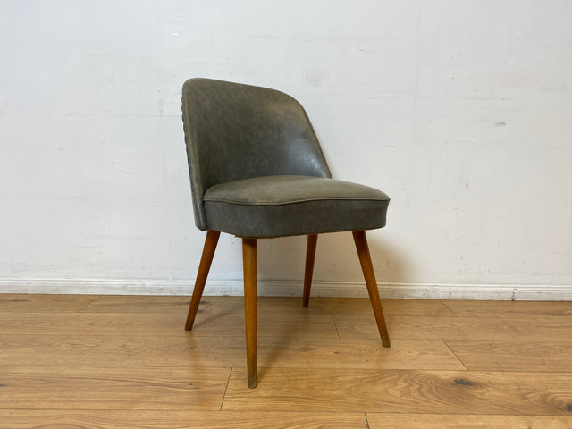WMK I Versand I Kultiger und sehr gut erhaltener Mid-Century DDR Cocktailsessel mit Federkernsitz und Kunstlederbezug mit Patina