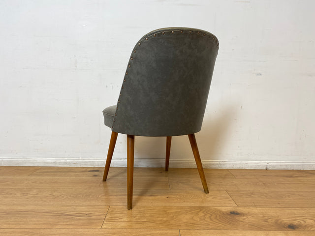WMK I Versand I Kultiger und sehr gut erhaltener Mid-Century DDR Cocktailsessel mit Federkernsitz und Kunstlederbezug mit Patina