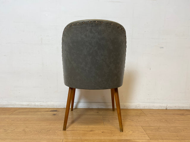 WMK I Versand I Kultiger und sehr gut erhaltener Mid-Century DDR Cocktailsessel mit Federkernsitz und Kunstlederbezug mit Patina