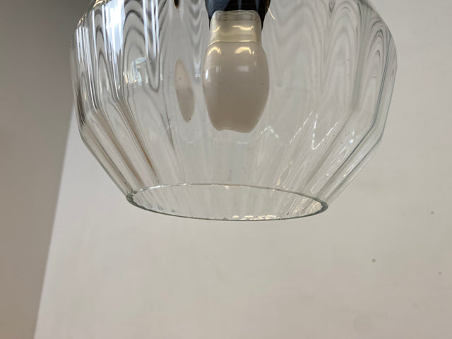 Elegante Mid-Century Hängelampe mit fein facettiertem Glas