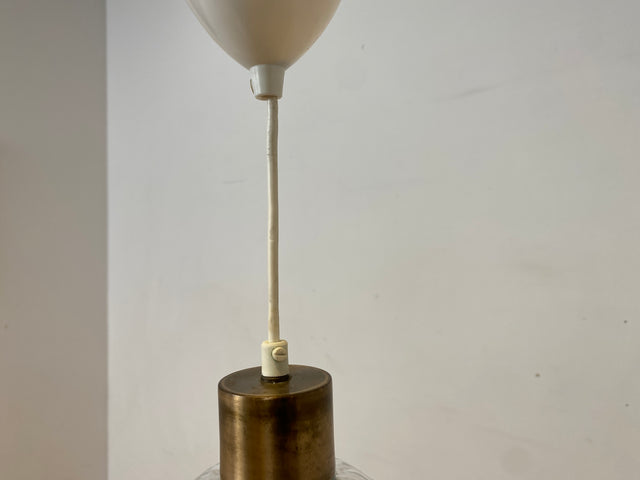 Elegante Mid-Century Hängelampe mit fein facettiertem Glas