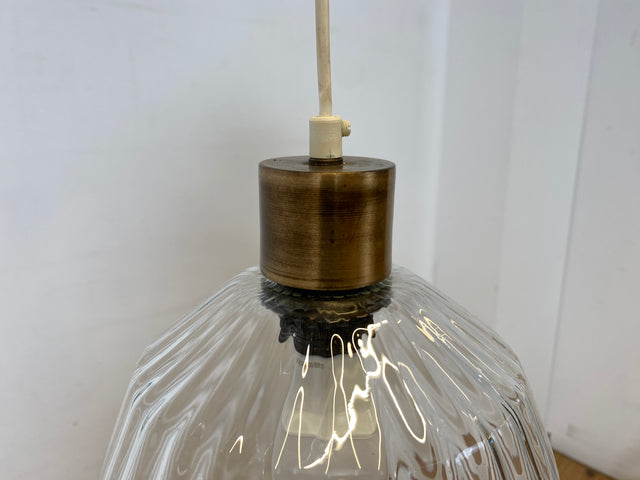 Elegante Mid-Century Hängelampe mit fein facettiertem Glas