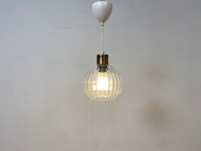 Elegante Mid-Century Hängelampe mit fein facettiertem Glas