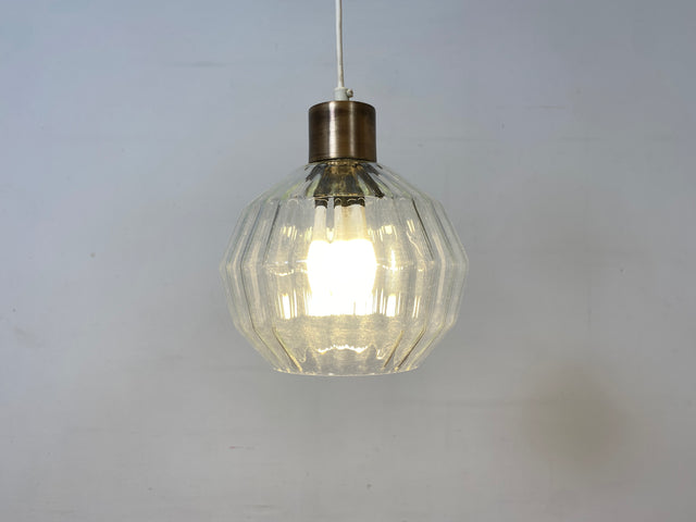 Elegante Mid-Century Hängelampe mit fein facettiertem Glas