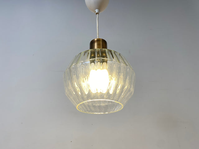 Elegante Mid-Century Hängelampe mit fein facettiertem Glas
