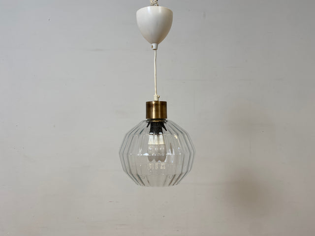 Elegante Mid-Century Hängelampe mit fein facettiertem Glas