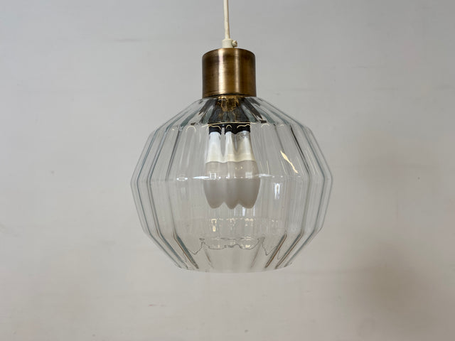 Elegante Mid-Century Hängelampe mit fein facettiertem Glas