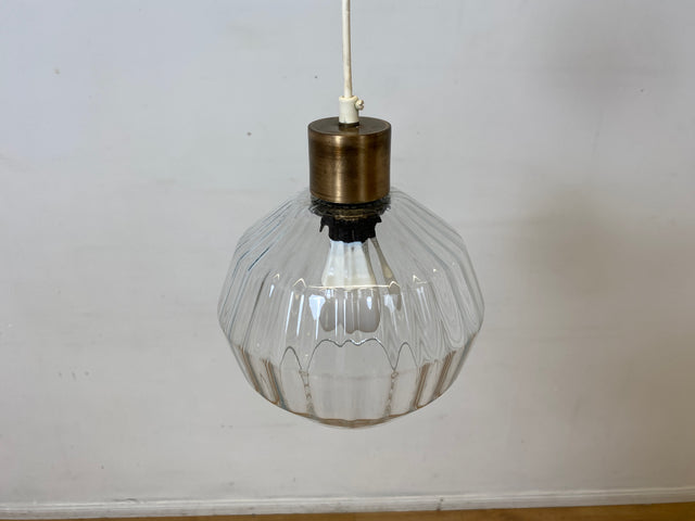 Elegante Mid-Century Hängelampe mit fein facettiertem Glas