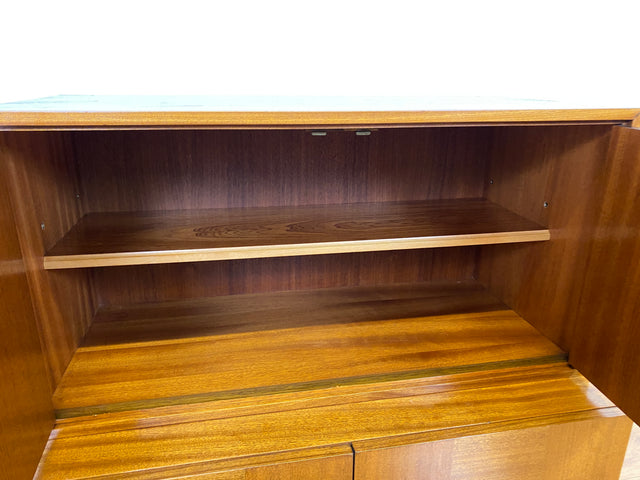Hübsches und gut erhaltenes Mid-Century Highboard auf schwarzen Metallfüßen mit Schubladen I Schrank  Kommode Sideboard Wäscheschrank Bücherschrank60er 70er VEB Vintage I