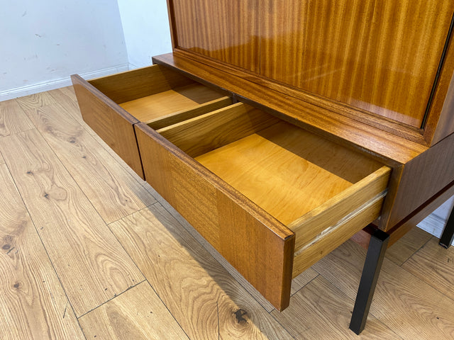 Hübsches und gut erhaltenes Mid-Century Highboard auf schwarzen Metallfüßen mit Schubladen I Schrank  Kommode Sideboard Wäscheschrank Bücherschrank60er 70er VEB Vintage I