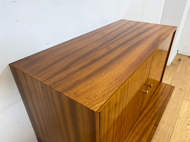 Hübsches und gut erhaltenes Mid-Century Highboard auf schwarzen Metallfüßen mit Schubladen I Schrank  Kommode Sideboard Wäscheschrank Bücherschrank60er 70er VEB Vintage I