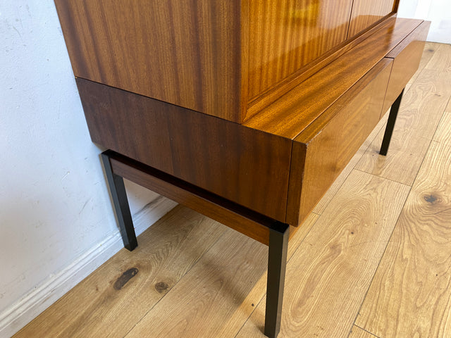 Hübsches und gut erhaltenes Mid-Century Highboard auf schwarzen Metallfüßen mit Schubladen I Schrank  Kommode Sideboard Wäscheschrank Bücherschrank60er 70er VEB Vintage I