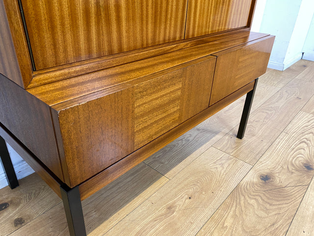 Hübsches und gut erhaltenes Mid-Century Highboard auf schwarzen Metallfüßen mit Schubladen I Schrank  Kommode Sideboard Wäscheschrank Bücherschrank60er 70er VEB Vintage I