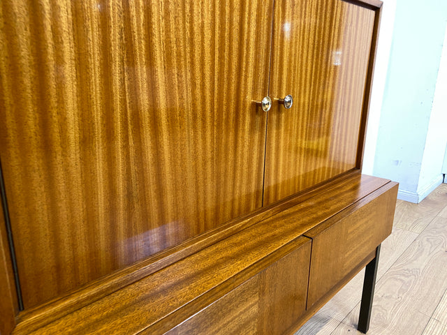 Hübsches und gut erhaltenes Mid-Century Highboard auf schwarzen Metallfüßen mit Schubladen I Schrank  Kommode Sideboard Wäscheschrank Bücherschrank60er 70er VEB Vintage I