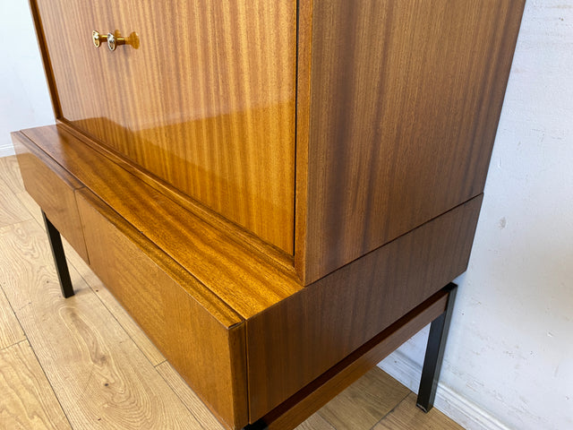 Hübsches und gut erhaltenes Mid-Century Highboard auf schwarzen Metallfüßen mit Schubladen I Schrank  Kommode Sideboard Wäscheschrank Bücherschrank60er 70er VEB Vintage I