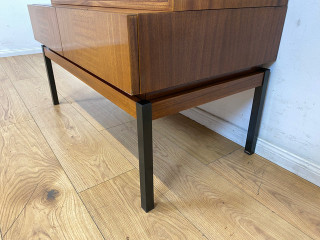 Hübsches und gut erhaltenes Mid-Century Highboard auf schwarzen Metallfüßen mit Schubladen I Schrank  Kommode Sideboard Wäscheschrank Bücherschrank60er 70er VEB Vintage I