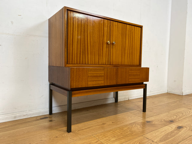 Hübsches und gut erhaltenes Mid-Century Highboard auf schwarzen Metallfüßen mit Schubladen I Schrank  Kommode Sideboard Wäscheschrank Bücherschrank60er 70er VEB Vintage I
