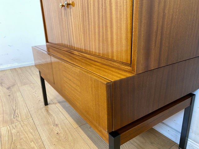 Hübsches und gut erhaltenes Mid-Century Highboard auf schwarzen Metallfüßen mit Schubladen I Schrank  Kommode Sideboard Wäscheschrank Bücherschrank60er 70er VEB Vintage I