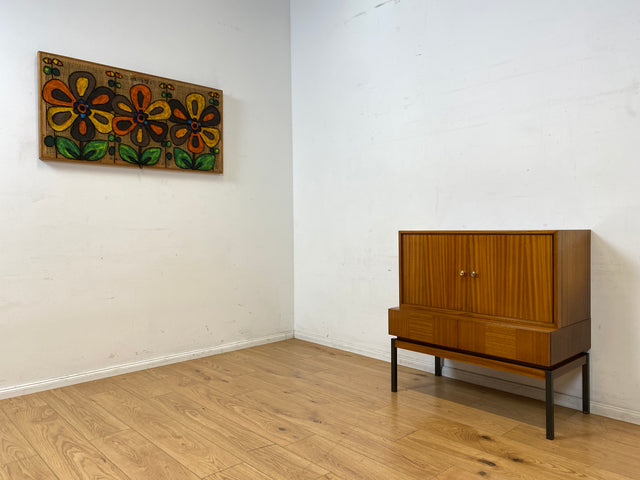 Hübsches und gut erhaltenes Mid-Century Highboard auf schwarzen Metallfüßen mit Schubladen I Schrank  Kommode Sideboard Wäscheschrank Bücherschrank60er 70er VEB Vintage I