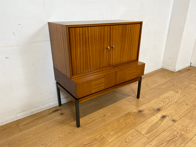 Hübsches und gut erhaltenes Mid-Century Highboard auf schwarzen Metallfüßen mit Schubladen I Schrank  Kommode Sideboard Wäscheschrank Bücherschrank60er 70er VEB Vintage I