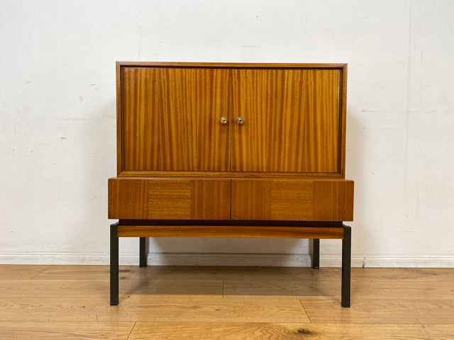 Hübsches und gut erhaltenes Mid-Century Highboard auf schwarzen Metallfüßen mit Schubladen I Schrank  Kommode Sideboard Wäscheschrank Bücherschrank60er 70er VEB Vintage I