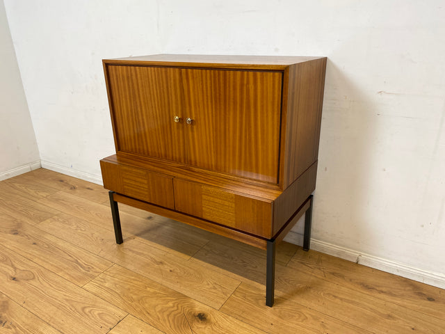 Hübsches und gut erhaltenes Mid-Century Highboard auf schwarzen Metallfüßen mit Schubladen I Schrank  Kommode Sideboard Wäscheschrank Bücherschrank60er 70er VEB Vintage I