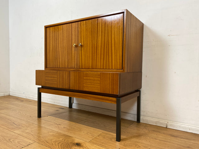 Hübsches und gut erhaltenes Mid-Century Highboard auf schwarzen Metallfüßen mit Schubladen I Schrank  Kommode Sideboard Wäscheschrank Bücherschrank60er 70er VEB Vintage I
