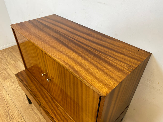 Hübsches und gut erhaltenes Mid-Century Highboard auf schwarzen Metallfüßen mit Schubladen I Schrank  Kommode Sideboard Wäscheschrank Bücherschrank60er 70er VEB Vintage I