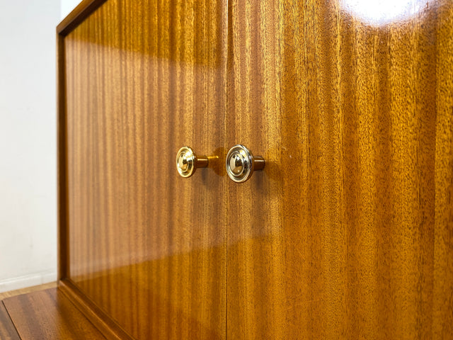 Hübsches und gut erhaltenes Mid-Century Highboard auf schwarzen Metallfüßen mit Schubladen I Schrank  Kommode Sideboard Wäscheschrank Bücherschrank60er 70er VEB Vintage I