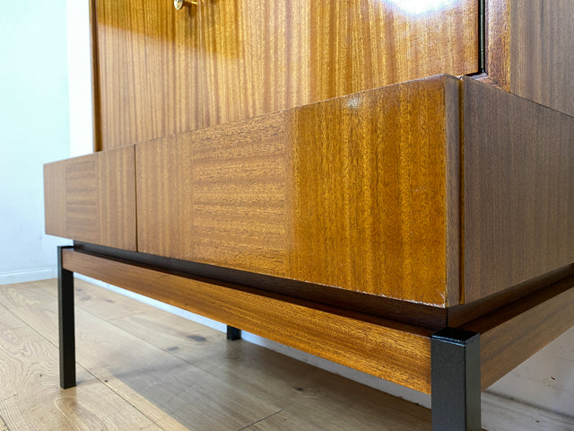 Hübsches und gut erhaltenes Mid-Century Highboard auf schwarzen Metallfüßen mit Schubladen I Schrank  Kommode Sideboard Wäscheschrank Bücherschrank60er 70er VEB Vintage I