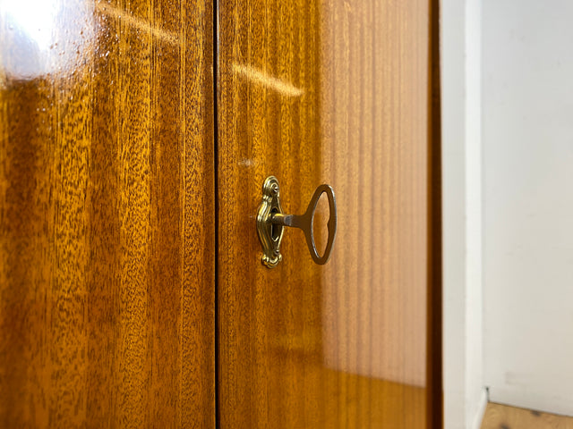 Schönes und gut erhaltenes Mid-Century Highboard auf schwarzen Metallfüßen mit Schubladen I Schrank Wäscheschrank Bücherschrank Kommode Sideboard 60er 70er VEB Vintage I