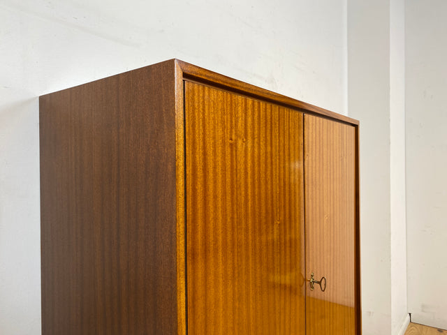 Schönes und gut erhaltenes Mid-Century Highboard auf schwarzen Metallfüßen mit Schubladen I Schrank Wäscheschrank Bücherschrank Kommode Sideboard 60er 70er VEB Vintage I