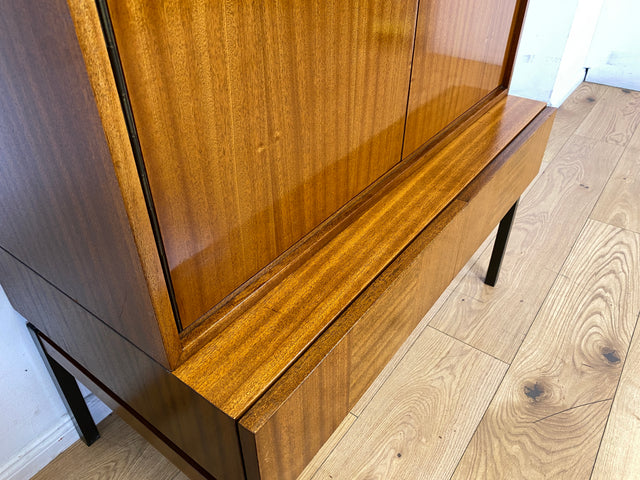 Schönes und gut erhaltenes Mid-Century Highboard auf schwarzen Metallfüßen mit Schubladen I Schrank Wäscheschrank Bücherschrank Kommode Sideboard 60er 70er VEB Vintage I
