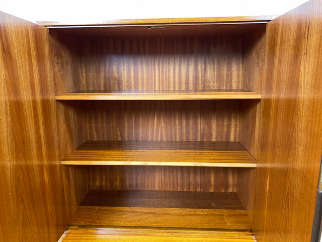 Schönes und gut erhaltenes Mid-Century Highboard auf schwarzen Metallfüßen mit Schubladen I Schrank Wäscheschrank Bücherschrank Kommode Sideboard 60er 70er VEB Vintage I