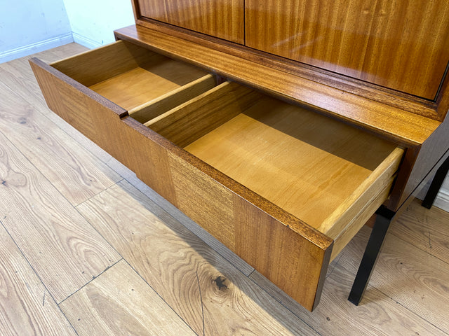 Schönes und gut erhaltenes Mid-Century Highboard auf schwarzen Metallfüßen mit Schubladen I Schrank Wäscheschrank Bücherschrank Kommode Sideboard 60er 70er VEB Vintage I