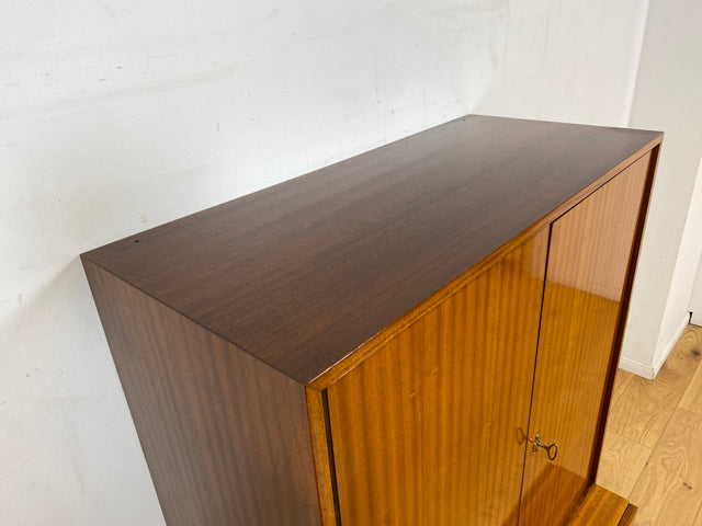 Schönes und gut erhaltenes Mid-Century Highboard auf schwarzen Metallfüßen mit Schubladen I Schrank Wäscheschrank Bücherschrank Kommode Sideboard 60er 70er VEB Vintage I